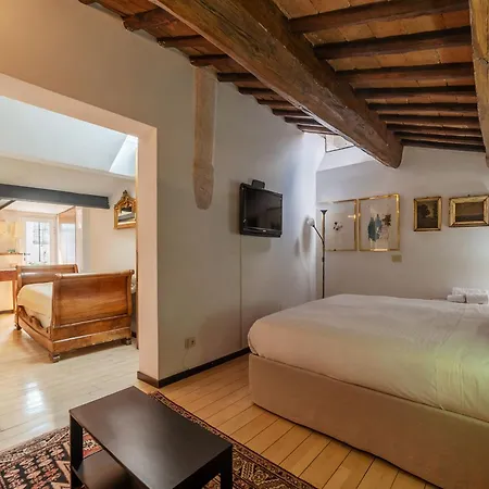 Orange With Bathroom And Shared Terrace Rom