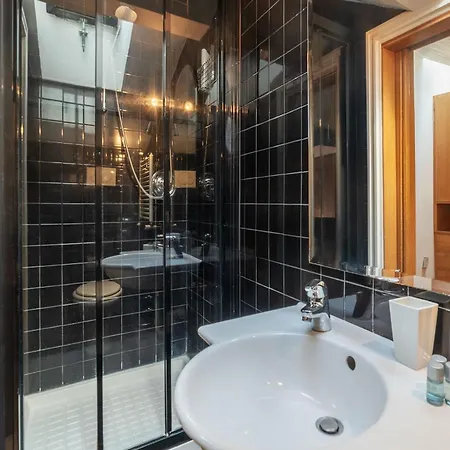 Orange With Bathroom And Shared Terrace Rom